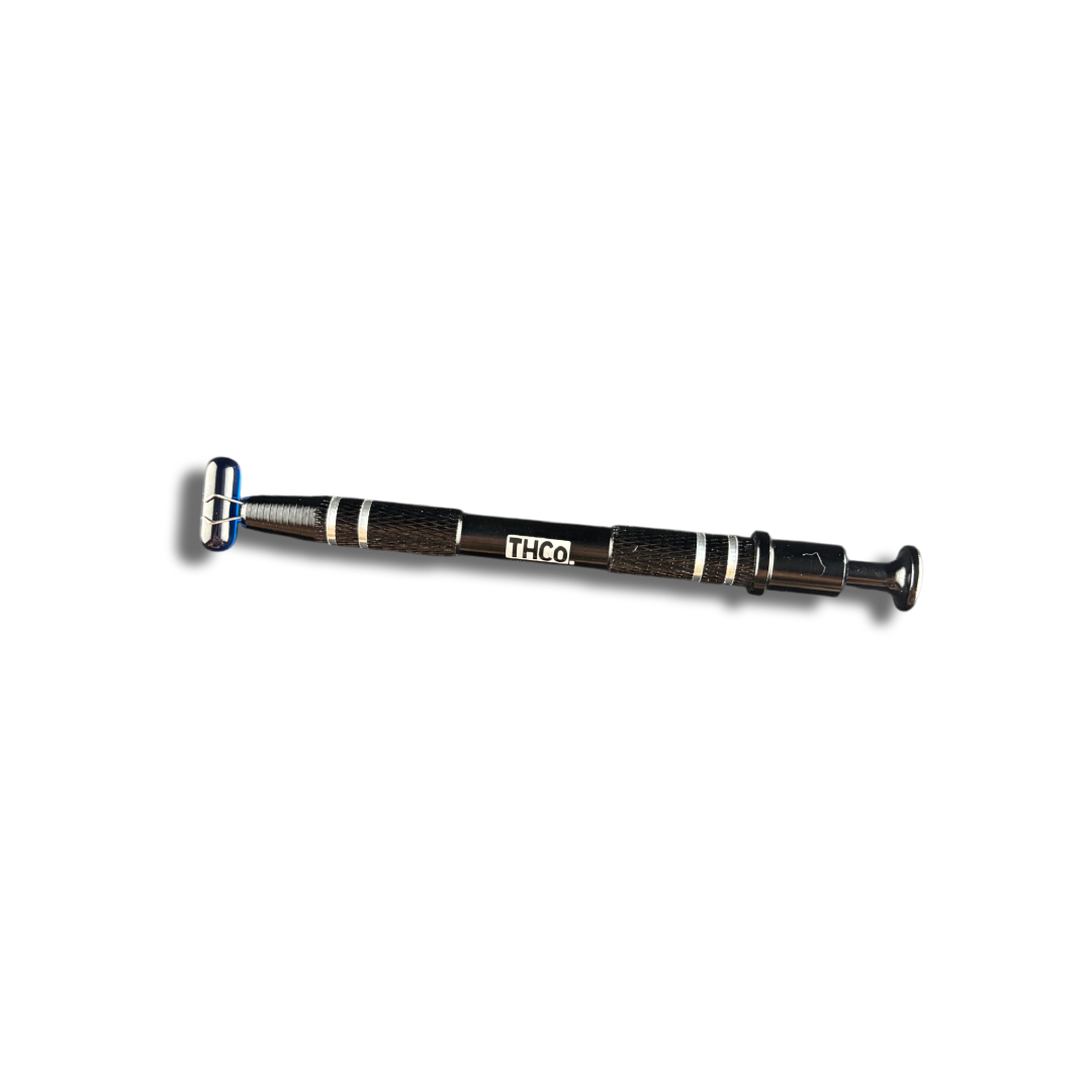 A black THCo. Terp Claws holding a sapphire 6x15mm Pillar